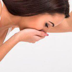 mujer con náuseas por cáncer
